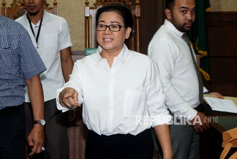 Mantan anggota DPR Miryam S. Haryani usai menjalani sidang perdana kasus dugaan pemberian keterangan palsu di Pengadilan Tripikor, Jakarta, Kamis (13/7).