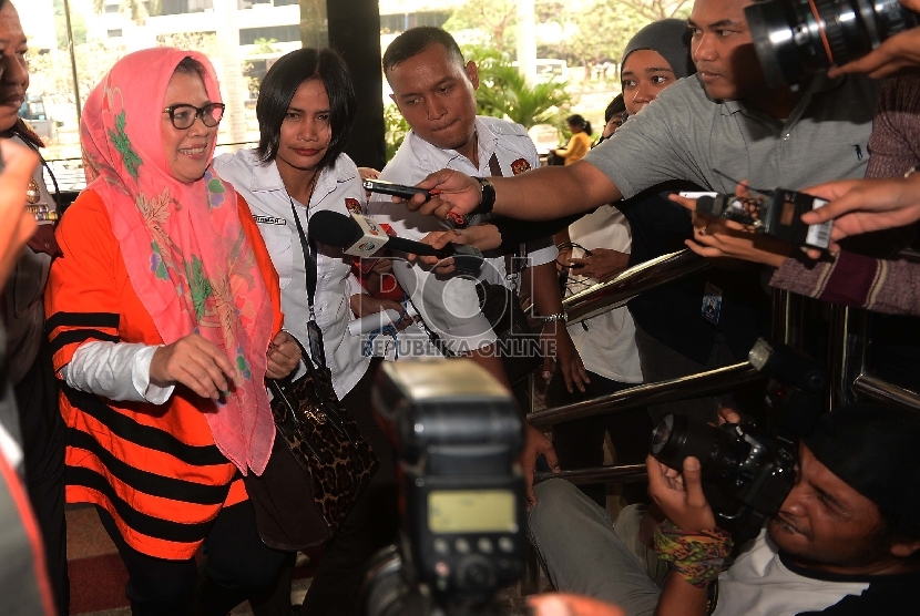  Mantan anggota DPR RI Fraksi Hanura Dewie Yasin Limpo keluar dari mobil tahanan untuk menjalani pemeriksaan di Gedung KPK, Jakarta, Senin (2/11).  (Republika/Al Farisi)