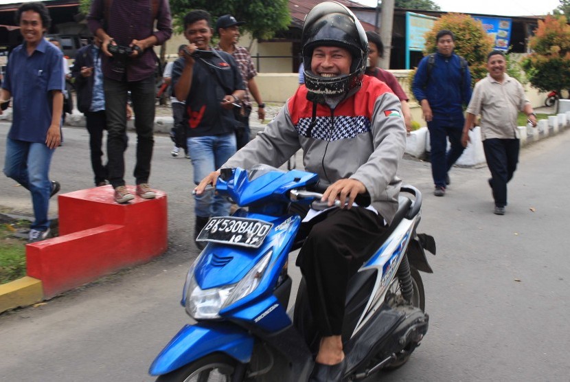 Mantan anggota DPRD Sumut periode 2009-2014 dari fraksi PKS Hidayatullah membawa sepeda motornya seusai diminta keterangan oleh KPK di Mako Sat Brimob Polda Sumut, Medan, Sumatera Utara, Rabu (31/1). 