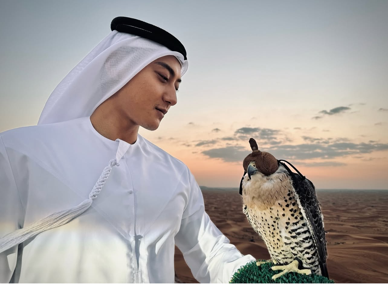 Mantan anggota EXO, Huang Zitao. Dia resmi meluncurkan produk pembalut miliknya sebagai bentuk kepedulian terhadap kesehatan perempuan, terutama sang istri, Xu Yiyang.