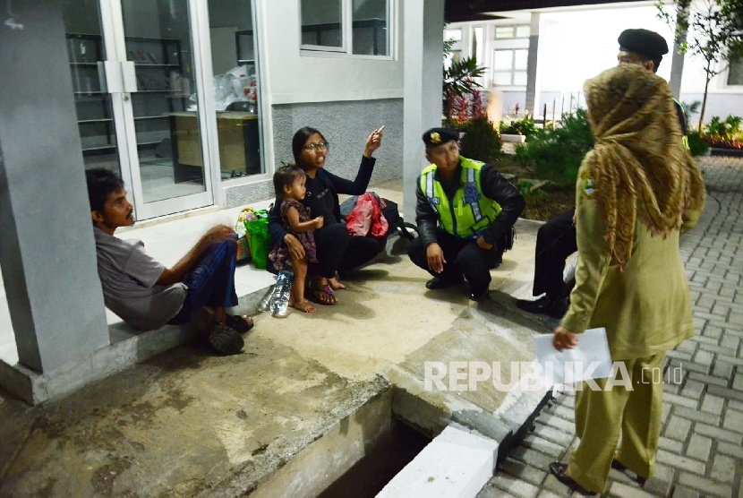 Mantan anggota Gafatar berbincang dengan petugas sambil menunggu penempatan ruangan, di Dinas Sosial Provinsi Jabar, Cibabat Cimahi, Selasa (26/1). (Republika/Edi Yusuf)