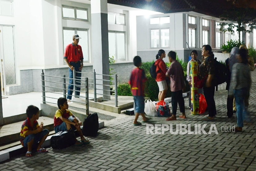 Mantan anggota Gafatar menunggu penempatan ruangan di Dinas Sosial Provinsi Jabar, Cibabat Cimahi, Selasa (26/1) malam. (Republika/Edi Yusuf)