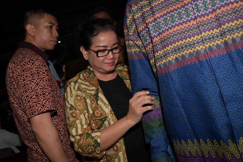 Mantan anggota Komisi II DPR tahun 2009-2014 Fraksi Partai Hanura Miryam S Haryani (kedua kiri) meninggalkan ruangan usai bersaksi dalam sidang kasus tindak pidana korupsi pengadaan pekerjaan KTP elektronik (E-KTP) dengan terdakwa Sugiharto dan Irman di Pengadilan Tipikor, Jakarta Pusat, Kamis (30/3). 