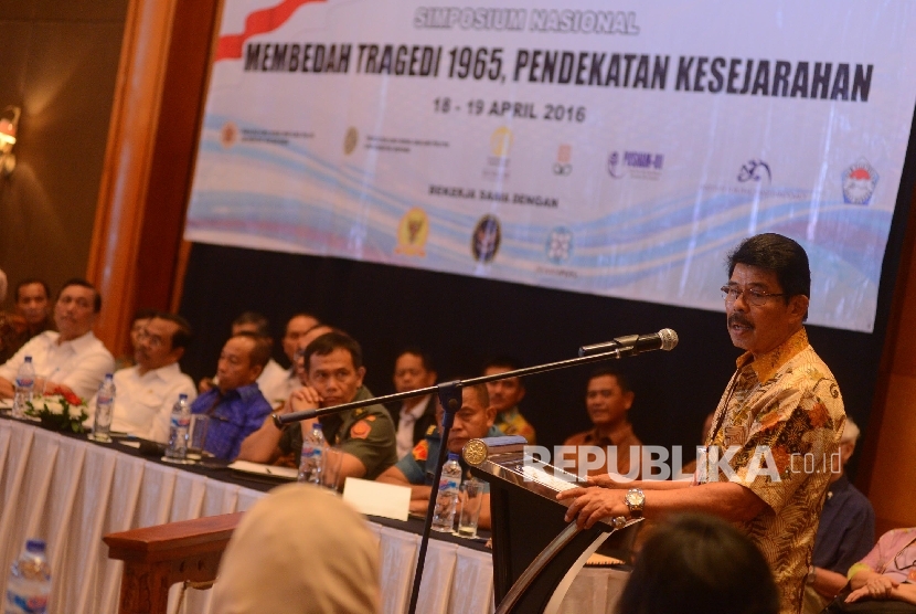  Mantan anggota RPKAD Letnan Jenderal (purnawirawan) Sintong Panjaitan saat menghadiri Simposium Nasional Membenah Tragedi 1965 Pendekatan Kesejarah di Jakarta, Senin (18/4). (Republika/Raisan Al Farisi)