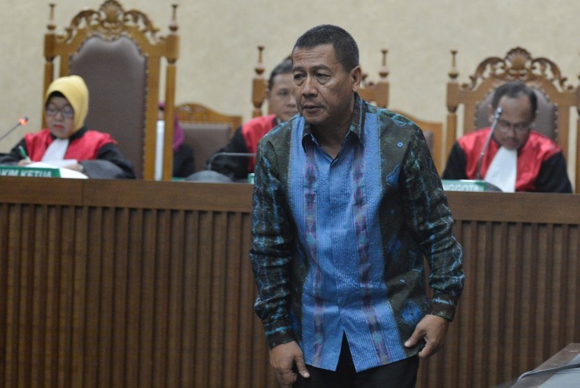 Mantan atase imigrasi KBRI Kuala Lumpur Malaysia, Dwi Widodo, menjalani sidang dengan agenda putusan di Pengadilan Tipikor, Jakarta, Jumat (27/10). 