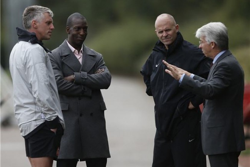 Mantan atlet Olimpiade, Michael Johnson (dua kanan), mengunjungi tempat pemusatan latihan Arsenal di London Colney, utara London, pada Selasa (2/10). 