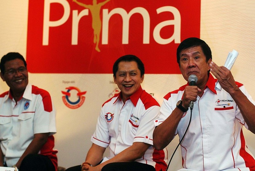 Mantan Atlit Bulutangkis Nasional, Rudy Hartono Kurniawan (kanan), Ketua Dewan Pembina Yayasan Olahragawan Indonesia(YOI), Tonny Djayalaksana (tengah), dan Staf Ahli Menegpora, Tunas Dwidarto (kiri)