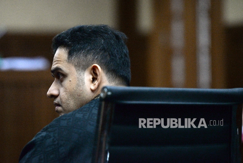 Mantan Bendahara Partai Demokrat M Nazaruddin memberikan keterangan kasus dugaan tindak pidana korupsi pengadaan pekerjaan KTP elektronik (e-KTP) untuk tersangka Irman dan Sugiharto di Pengadilan Tipikor, Jakarta, Senin (3/4). 
