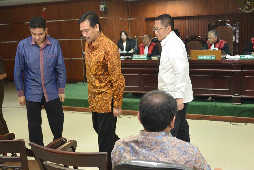 Mantan Bendahara Partai Demokrat, Muhammad Nazarudin (kiri), Mantan Menteri Pemuda dan Olah Raga Andi Mallarangeng (tengah), serta mantan Ketua Umum Partai Demokrat, Anas Urbaningrum (kanan) menjadi saksi dengan terdakwa Teuku Bagus Muhammad Noor di Pengad