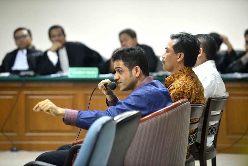 Mantan Bendahara Partai Demokrat, Muhammad Nazarudin (kiri) menjadi saksi dengan terdakwa Teuku Bagus Muhammad Noor di Pengadilan Tipikor, Jakarta, Selasa (13/5).
