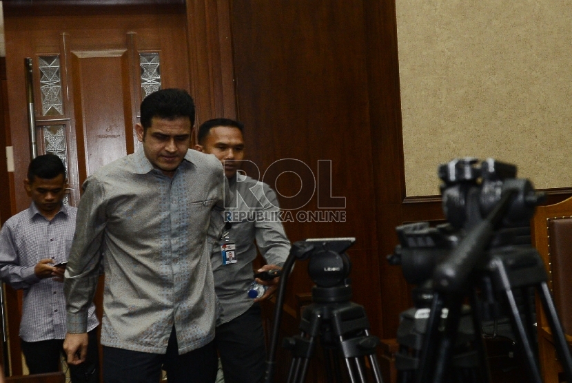 Mantan Bendahara Umum Partai Demokrat Muhammad Nazaruddin dimintai keterangan oleh wartawan setelah mengikuti sidang dengan agenda pembacaan dakwaan di Gedung Tipikor, Jakarta, Kamis (10/12).  (Republika/Raisan Al Farisi)