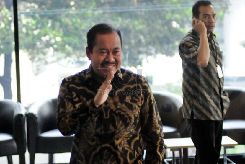 Mantan Bendahara Umum Partai Demokrat Sartono Hutomo (kiri) menunggu giliran diperiksa di Gedung KPK, Jakarta, Jumat (28/3). (Republika/Aditya Pradana Putra)