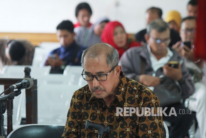 Mantan Bupati Bandung Barat Abubakar tertunduk saat sidang tuntutan kasus korupsi di Pengadilan Tipikor Bandung, Jalan LRE Martadinata, Kota Bandung, Senin (5/11).