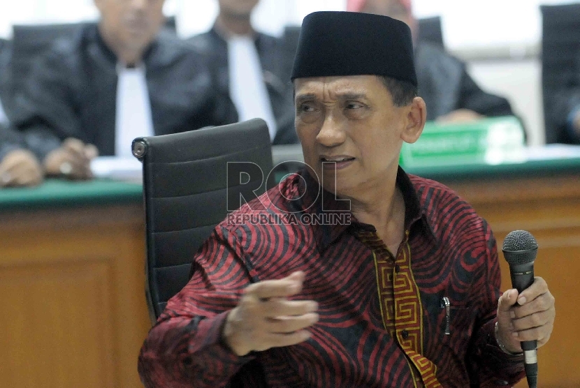  Mantan Bupati Bangkalan Fuad Amin Imron bersiap menjalani sidang perdana di Pengadilan Tindak Pidana Korupsi, Jakarta, Kamis (7/5). (Republika/Agung Supriyanto)