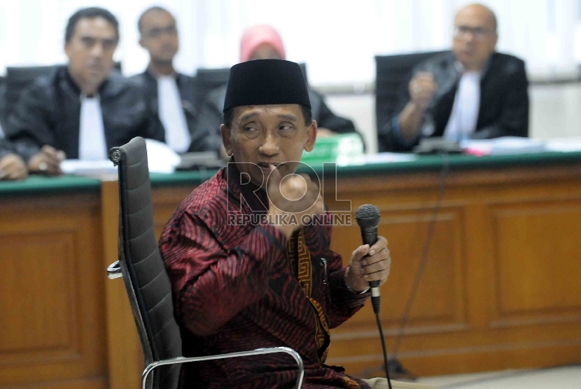  Mantan Bupati Bangkalan Fuad Amin Imron bersiap menjalani sidang perdana di Pengadilan Tindak Pidana Korupsi, Jakarta, Kamis (7/5). (Republika/Agung Supriyanto)