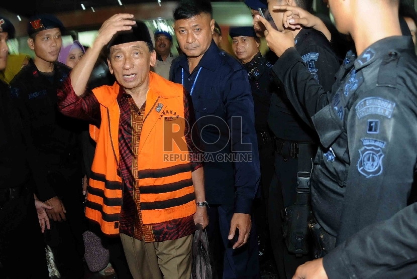  Mantan Bupati Bangkalan Fuad Amin Imron bersiap menjalani sidang perdana di Pengadilan Tindak Pidana Korupsi, Jakarta, Kamis (7/5). (Republika/Agung Supriyanto)