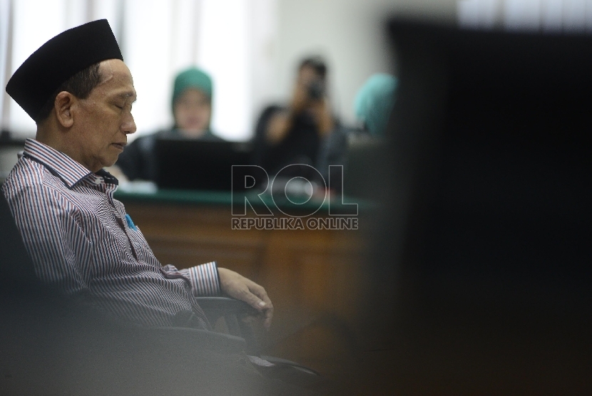 Mantan Bupati Bangkalan sekaligus Ketua nonaktif DPRD Bangkalan, Fuad Amin Imron menjalani sidang dengan agenda pembacaan vonis di Pengadilan Tindak Pidana Korupsi (tipikor), Jakarta, Senin (19/10).  (Republika/Raisan Al Farisi)