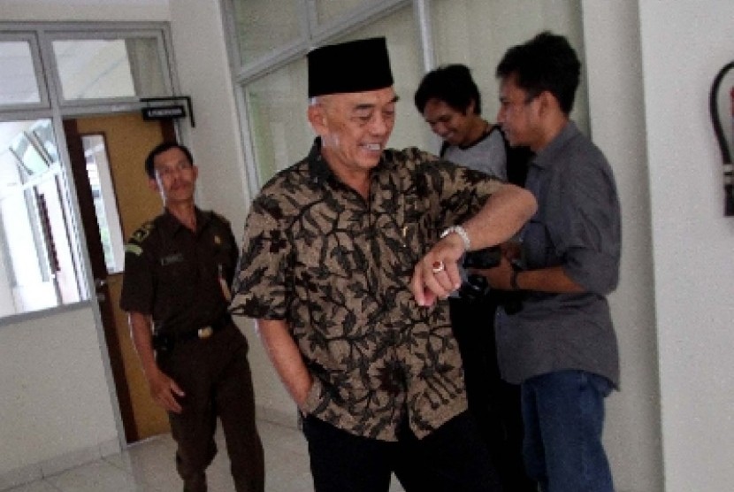 Mantan Bupati Bantul, Idham Samawi keluar dari ruang pemeriksaan di Kejaksaan Tinggi DIY, Yogyakarta,