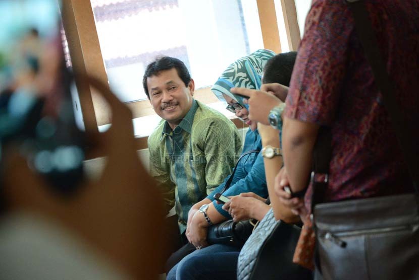 Mantan bupati Bogor Rachmat Yasin (tengah) beristirahat di ruang tunggu usai sidang perdana di Pengadilan Tipikor, Kota Bandung, Kamis (25/9).(Republika/Edi Yusuf)