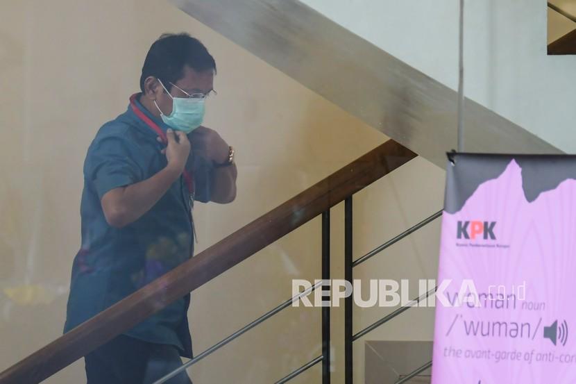 Mantan Bupati Bogor Rahmat Yasin memasuki gedung KPK untuk menjalani pemeriksaan di Jakarta.