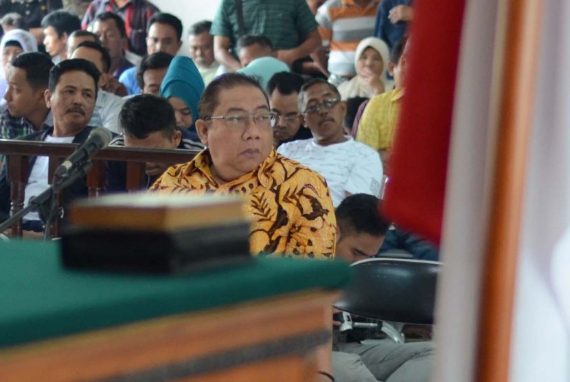 Mantan Bupati Indramayu Irianto MS Syafiuddin alias Yance menjalani sidang tuntutan di Pengadilan Tipikor Bandung, Senin (11/5). (Republika/Edi Yusuf)