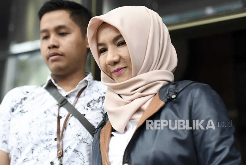 Mantan Bupati Kutai Kartanegara Rita Widyasari (kanan) berjalan meninggalkan gedung KPK usai diperiksa di Jakarta, Senin (2/12/2019). 