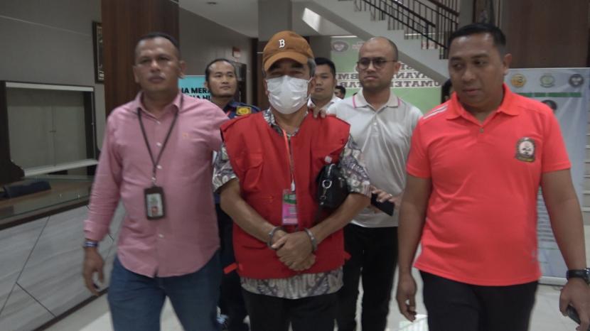 Mantan Bupati Samosir Mangindar Simbolon (MS) ditahan Kejaksaan Tinggu Sumatra Utara atas dugaan kasus korupsi perizinan pembebasan lahan hutan, Jumat (18/8/2023).