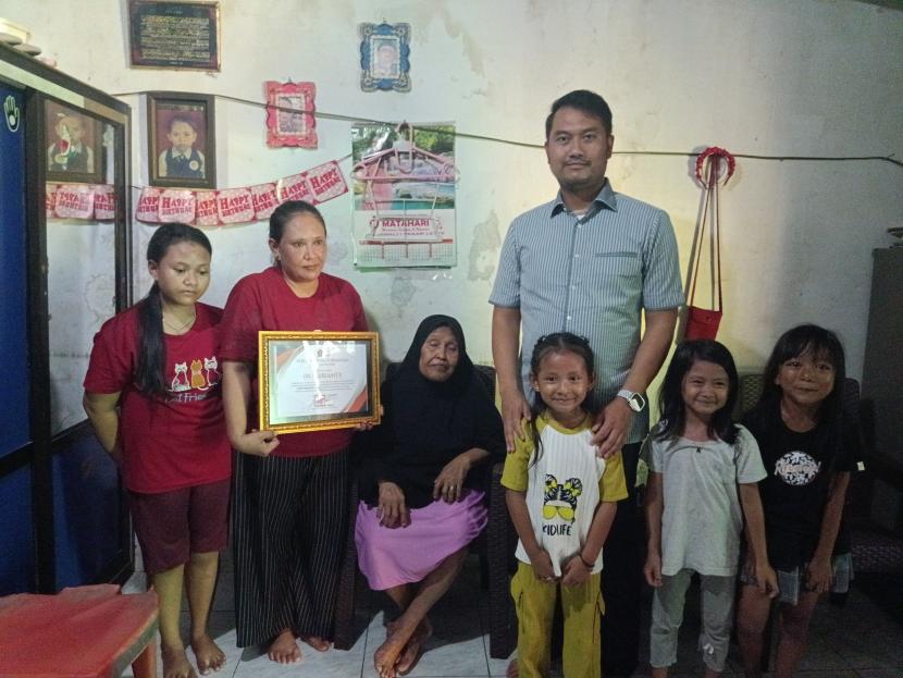 Mantan bupati Sinjai, Andi Seto Asapa, saat memberi penghargaan kepada Asrianty sebagai Kartini Masa Kini.