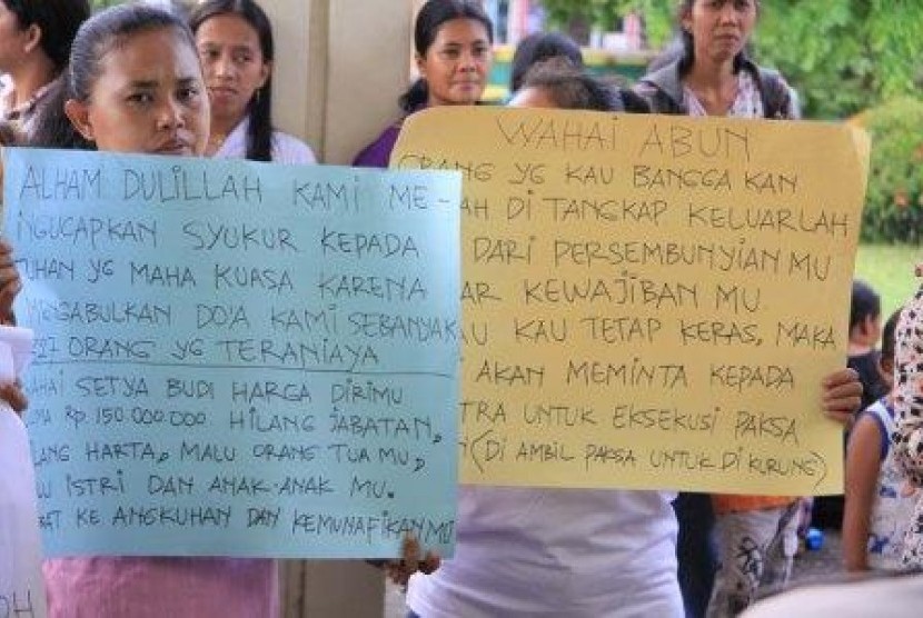 Mantan buruh PT Rotarindo menggelar aksi syukuran atas penangkapan hakim Setyabudi Tejochayono oleh Komisi Pemberantasan Korupsi (KPK)