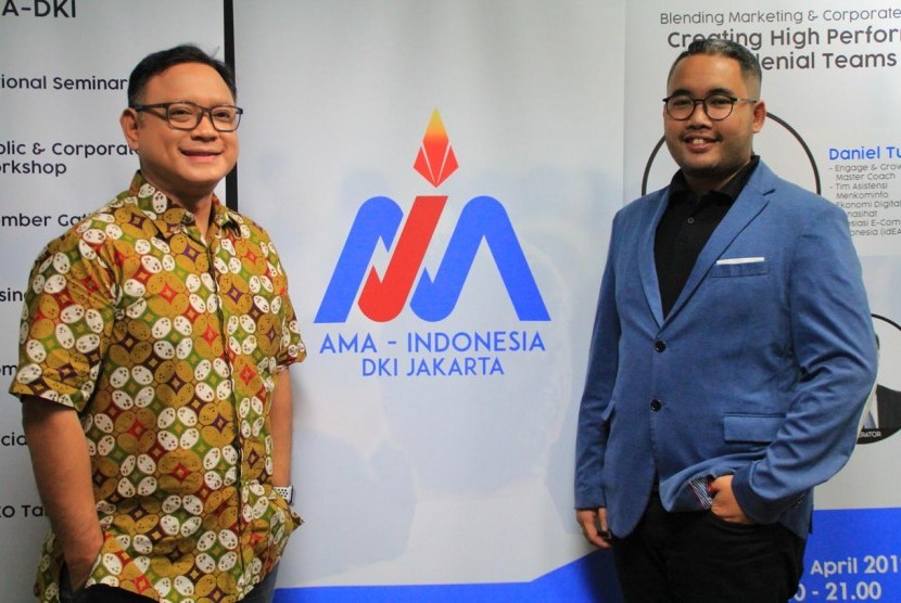 Mantan CEO OLX Daniel Tumiwa (kiri) dan Presiden AMA Indonesia DKI Jakarta Muhammad Rifqi Alam (kanan).