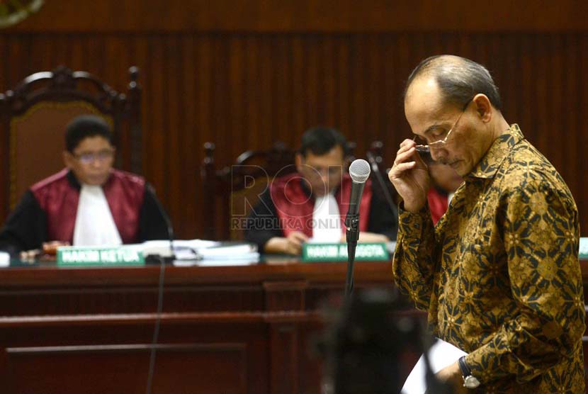 Mantan Deputi Bank Indonesia (BI), Budi Mulya membacakan nota pembelaan atau pledoi di Pengadilan Tipikor, Jakarta, Senin (30/6). 