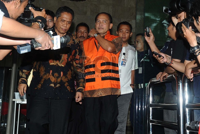 Mantan Deputi Gubernur Bank Indonesia Budi Mulya ditahan Komisi Pemberantasan Korupsi (KPK) usai diperiksa sebagai tersangka kasus FPJP Bank Century di gedung KPK, Jakarta, Jumat (15/11).  (Republika/Tahta Aidilla)