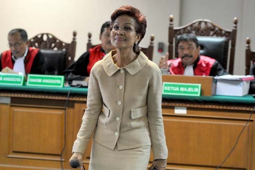 Mantan Deputi Gubernur Senior BI Miranda S Goeltom saat bersaksi untuk terdakwa kasus suap pemilihan Deputi Gubernur Senior BI, Nunun Nurbaeti di Pengadilan Tindak Pidana Korupsi, Jakarta Selatan, Senin (9/4). 