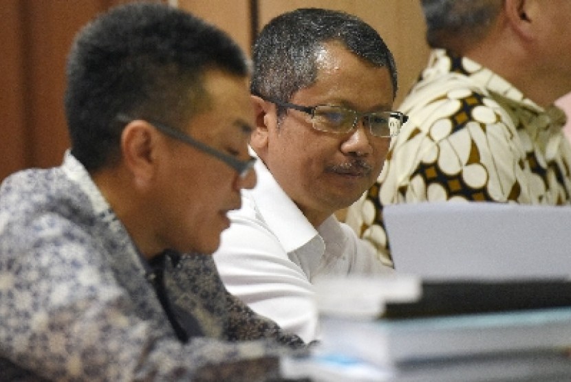 Mantan Direktur IM2 yang juga sebagai pemohon Indar Atmanto (kedua kiri) didampingi kuasa hukumnya Dodi Nurhadi (kiri) menghadiri sidang perdana Peninjauan Kembali (PK) terkait Perjanjian Kerjasama antara IM2 dan Indosat yang dipidanakan di Pengadilan Nege