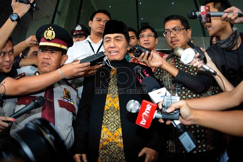 Mantan Direktur Jenderal Pajak Hadi Poernomo usai diperiksa di Gedung KPK, Jakarta, Selasa (5/5). (Republika/Agung Supriyanto)