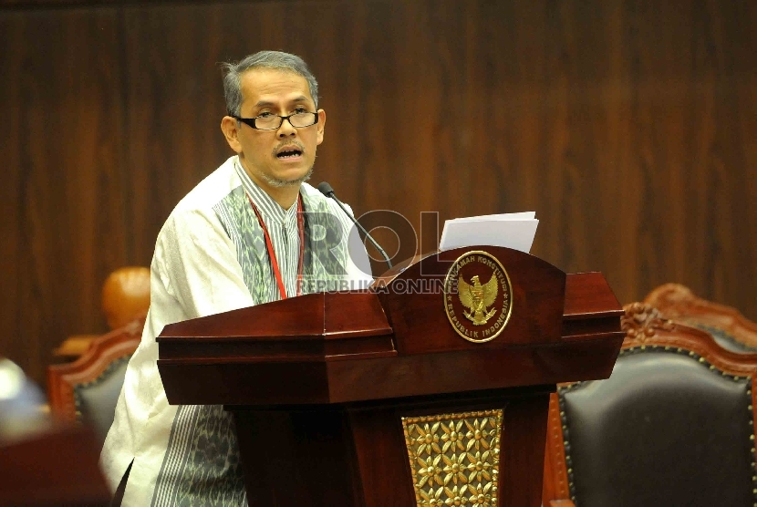 Anggito Abimanyu memberikan keterangannya dalam sidang pleno dengan agenda mendengarkan keterangan ahli Presiden dalam sidang uji materi UU bidang haji di Gedung MK, Jakarta Pusat, Rabu (15/4).(Republika/Agung Supriyanto)