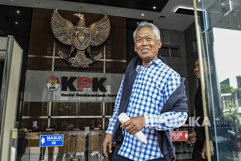 Mantan Direktur Niaga PT Garuda Indonesia Agus Priyanto keluar ruangan seusai menjalani pemeriksaan di gedung KPK, Jakarta, Selasa (10/12/2019). 
