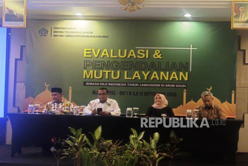 Mantan Direktur Pelayanan Haji Luar Negeri Kementerian Agama (Kemenag), Sri Ilham Lubis (kedua dari kanan).