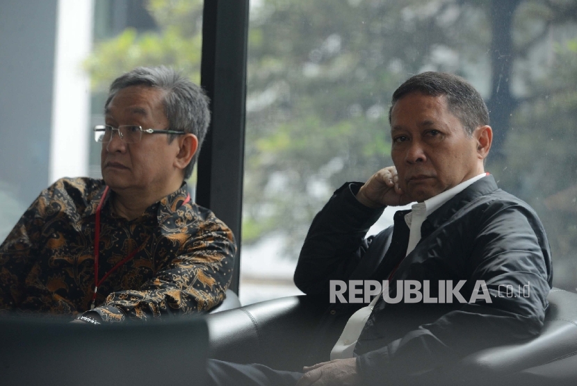   Mantan Direktur Pelindo RJ Lino (kanan) bersama pengacarannya Maqdir Ismail (kiri) berbincang sesaat sebelum menjalani pemeriksaan perdana di gedung Komisi Pemberantasan Korupsi (KPK), Jakarta,Jumat (5/2). (Republika/Raisan Al Farisi)