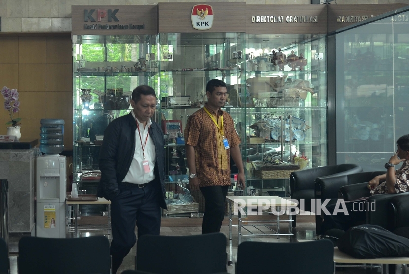   Mantan Direktur Pelindo RJ Lino (kiri) menunggu menjalani pemeriksaan perdana di gedung Komisi Pemberantasan Korupsi (KPK), Jakarta, Jumat (5/2). (Republika/Raisan Al Farisi)