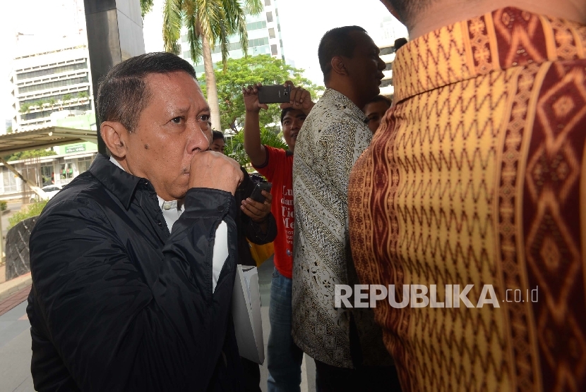 Mantan Direktur Pelindo RJ Lino (kiri) tiba untuk menjalani pemeriksaan perdana di gedung Komisi Pemberantasan Korupsi (KPK), Jakarta, Jumat (5/2). (Republika/Raisan Al Farisi)