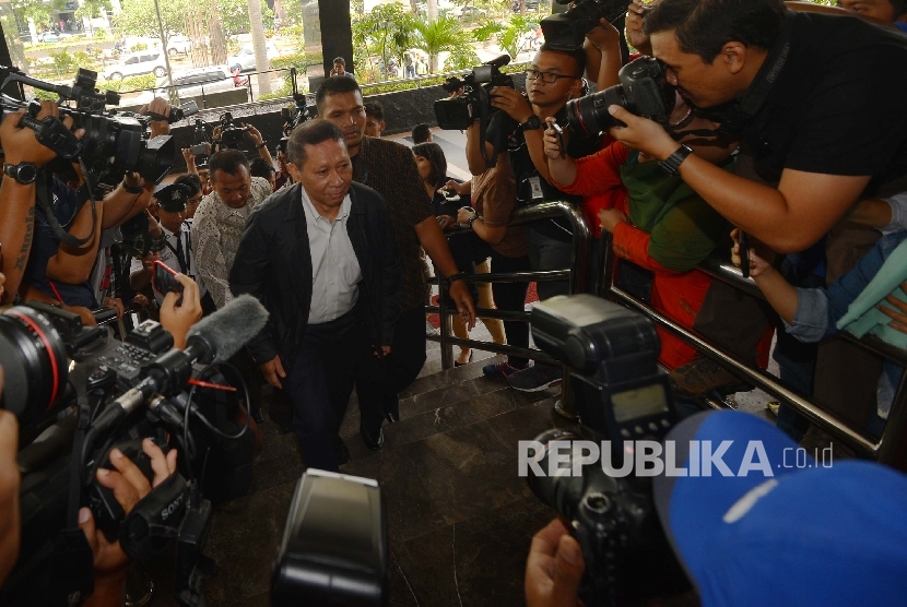 Mantan Direktur Pelindo RJ Lino (kiri) tiba untuk menjalani pemeriksaan perdana di gedung Komisi Pemberantasan Korupsi (KPK), Jakarta, Jumat (5/2). (Republika/Raisan Al Farisi)
