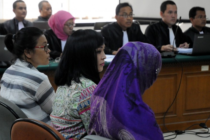 Mantan direktur pemasaran PT Anak Negeri Mindo Rosalina Manulang (kiri), Angelina Sondakh (tengah), dan Neneng Sri Wahyuni menjadi saksi dalam sidang lanjutan kasus dugaan suap Proyek Hambalang dengan terdakwa Anas Urbaningrum di Pengadilan Tipikor, Jakart