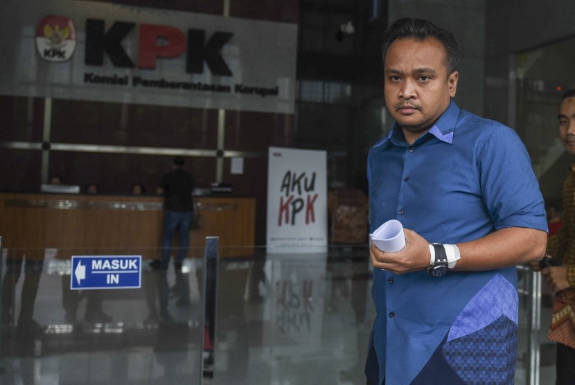 Mantan Direktur PT Murakabi Sejahtera Irvanto Hendra Pambudi Cahyo, bergegas seusai diperiksa di gedung KPK, Jakarta, Jumat (27/10). 