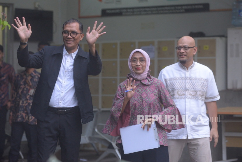 Mantan Direktur Utama ASDP Ira Puspadewi bersama Mantan Direktur ASDP Harry Muhammad Adhi Caksono dan Muhammad Yusuf Hadi saat keluar dari Rutan KPK, Jakarta, Jumat (28/11/2025).