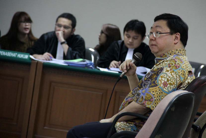 Mantan Direktur Utama Bank Century Robert Tantular bersaksi di persidangan mantan Deputi Bidang IV Pengelolaan Devisa Bank Indonesia Budi Mulya di Pengadilan Tindak Pidana Korupsi, Jakarta, Kamis (24/4/2014).