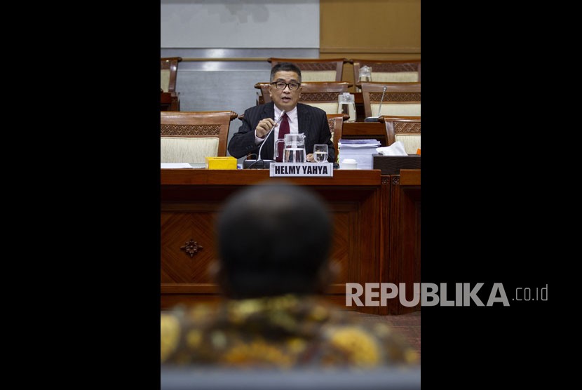 Mantan Direktur Utama Lembaga Penyiaran Publik (LPP) TVRI Helmy Yahya (kiri) menyampaikan paparan dalam Rapat Dengar Pendapat Umum (RDPU) dengan Komisi I DPR di Kompleks Parlemen, Senayan, Jakarta, Selasa (28/1/2020).