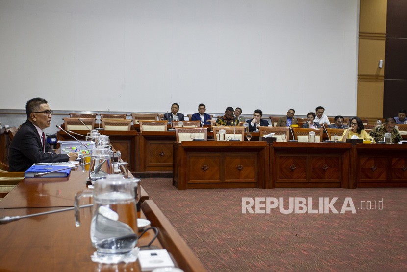 Mantan Direktur Utama Lembaga Penyiaran Publik (LPP) TVRI Helmy Yahya (kiri) menyampaikan paparan dalam Rapat Dengar Pendapat Umum (RDPU) dengan Komisi I DPR di Kompleks Parlemen, Senayan, Jakarta, Selasa (28/1/2020). 