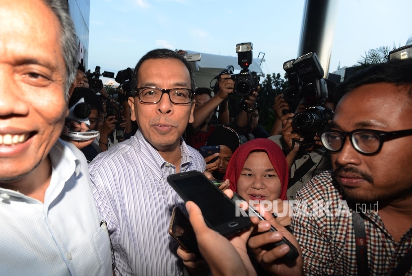Mantan Direktur Utama PT Garuda Indonesia Emirsyah Satar (tengah) dimintai keterangan oleh awak media seusai menjalani pemeriksaan perdana di Komisi Pemberantasan Korupsi (KPK), Jakarta, Jumat (17/2).