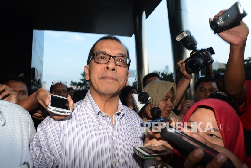 Mantan Direktur Utama PT Garuda Indonesia Emirsyah Satar (tengah) dimintai keterangan oleh awak media seusai menjalani pemeriksaan perdana di Komisi Pemberantasan Korupsi (KPK), Jakarta, Jumat (17/2). 